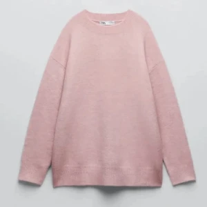 Stickad zara tröja  - Säljer min stickade tröja från zara, skriv för fler bilder💕 är i ett fint skick 