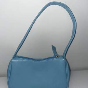 En fin blå väska i bra skick, använd fåtal gånger🩵Den är ifrån SHEIN. Säljs eftersom jag inte använt den på länge! Priset kan diskuteras vid snabb affär! 
