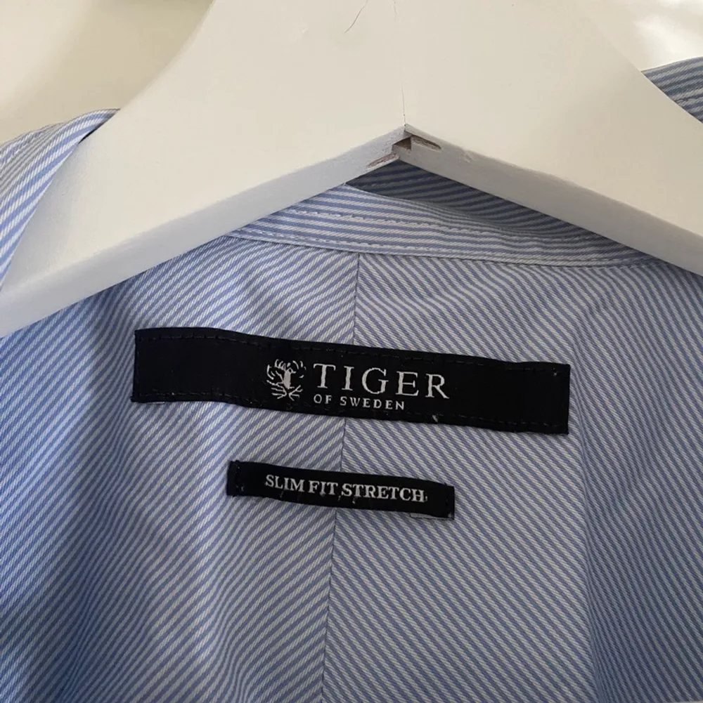Skitsnygg skjorta från tiger of sweden i storlek 40 som funkar perfekt som oversize eller vanlig fit i den storleken. Frakt ingår i pris. Skjortor.