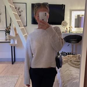 Stickad tröja i alpacamix - Super söt stickad tröja ifrån bikbok i alpacamix vilket gör den extra varm❄️ Är i strl xs o är använd ett väldigt fåtal ggr (1-3 ggr) så är i nyskick🌸