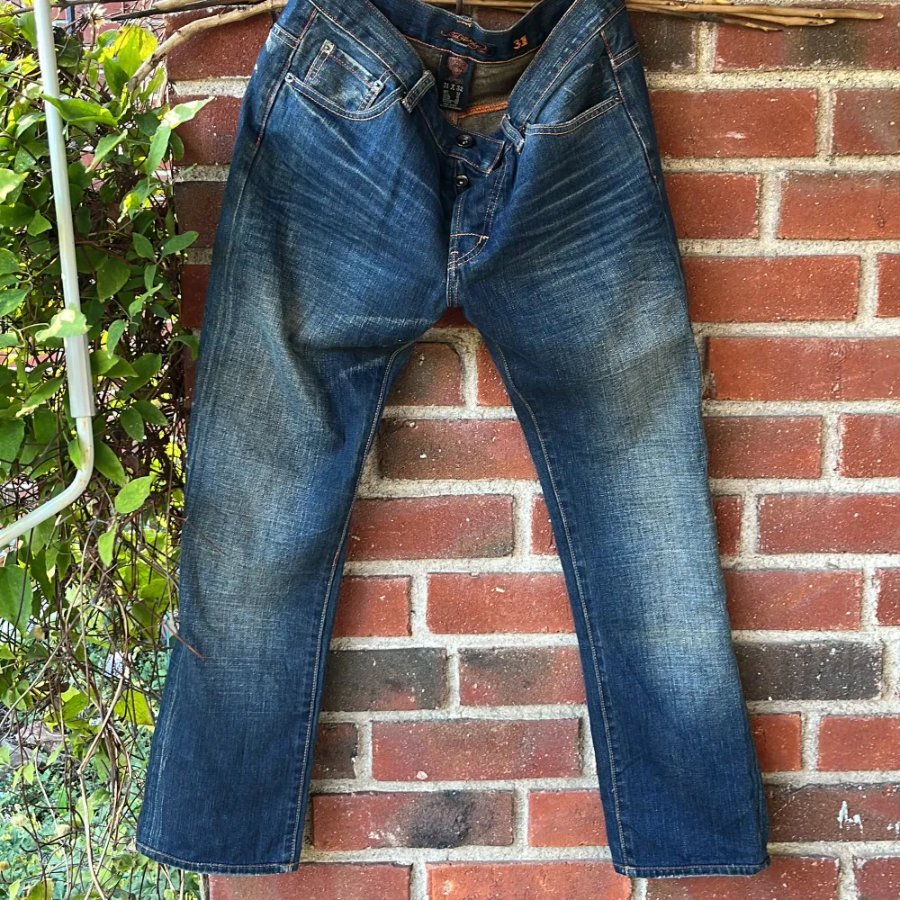 Ed Hardy jeans med örnen och ormen på baksidan. Väldigt fint skick!. Jeans & Byxor.