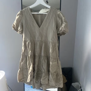 Klänning zara - Klänning från zara, passar även S. Den är lite längre bak än vad den är fram