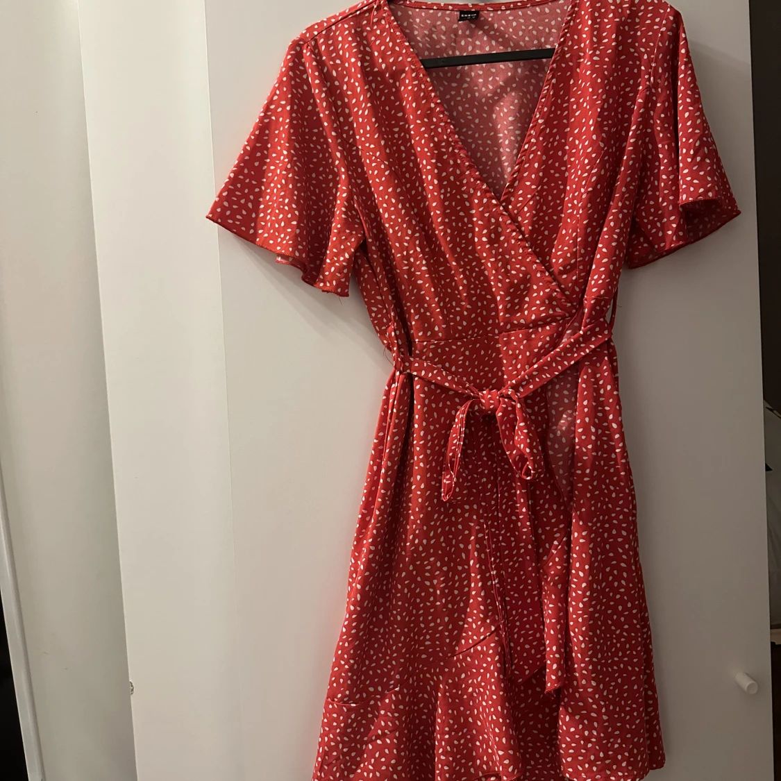 Mönstrad röd klänning  - 90