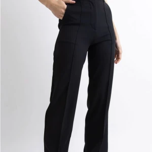 Kostymbyxor  - Jättefina kostymbyxor från Madlady.  Dom är high waisted och storlek EU34 L32. Skicket är det inget fel på dom har använts några gånger därav lite noppriga på insidan, säljer för att dom är alldeles för långa för mig. (Modellen ser ni på sista bilden)💗