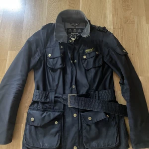 Barbourjacka - Vaxad barbourjacka st 34 lite sliten inuti på fodret men inget som stör. 