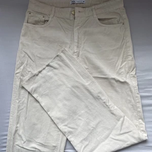 Straight jeans  - Säljer nu dessa par jeans i en super fin ljus beige färg, då de blivit för stora för mig, annars oroligt fin passform. Storlek M! Endast använd en gång.