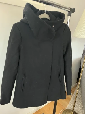 Jacka vero moda  - Mycket fin höstjacka från  Vero moda. Sparsamt använd. Stor luva, längden går precis under rumpan. 