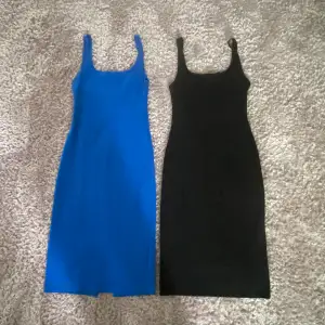 Två superfina tajta klänningar från zara. De sitter så snyggt på kroppen och har en liten slits där bak (bild två). Den svarta klänningen är aldrig använd och den blå använd fåtal gånger och det kan man se ifall man går nära (bild 3)❤️båda=200kr, en=150kr