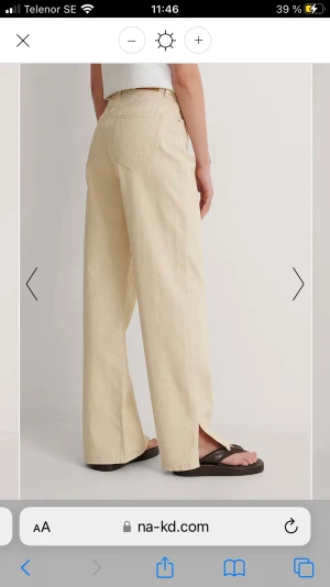 Beiga Jeans NAKD - Säljer dessa stilrena jeans från NAKD då de inte passar mig längre :)   STORLEK: 34  Köparen står själv för frakt :)