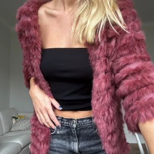 Sjukt snygg pälsjacka⚡️⚡️ - Säljer denna snygga pälsjacka/kofta! Superfint skick, perfekt till hösten!! Går att köpa direkt🫶🏼 köpare står för frakt!⚡️⚡️🖤