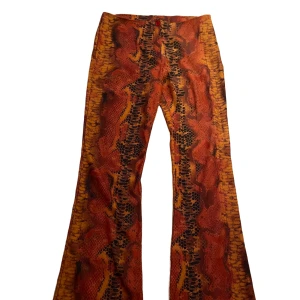 Y2k byxor - Jättesnygga byxor med snakeprint! Lågmidjade💞