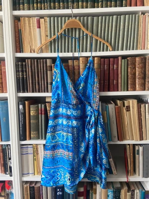 Klänning  - Kort klänning från zara i storlek M