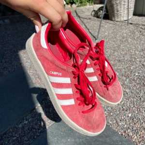 Skor  - Adidas original campus i röd färg, väl använda men fint skick självklart nedsatt pris! Funkar till allt är så bekväma och super najs accessoar🤩 strl 38 kostar 150kr + frakt 
