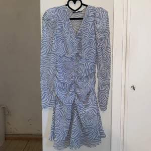 Underbar blå och vit klänning från Ginatricot med detaljer. zebra mönstrad. Storlek XS 💙🤍💙🤍