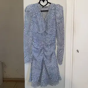 Underbar blå och vit klänning från Ginatricot med detaljer. zebra mönstrad. Storlek XS 💙🤍💙🤍