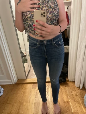 Rag and bone midrise skinny jean  - Jättesnygga jeans från rag and bone i storlek 27. Midrise och skinny