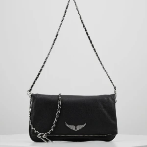 Zadig väska - Funderar nu att sälja min zadig väska  Lite använd men ser bra ut (skriv för egna bilder) Man får med båda korta och långa kedjan. TRYCK INTE PÅ KÖP DIREKT