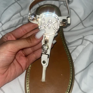 Micheal Kors tofflor - Säljer fina tofflor från Micheal Kors. Skulle säga att varan är i använt men fortfarande gott skick. Fick i present och användes inte så mycket. Pris kan diskuteras vid ett snabbt köp