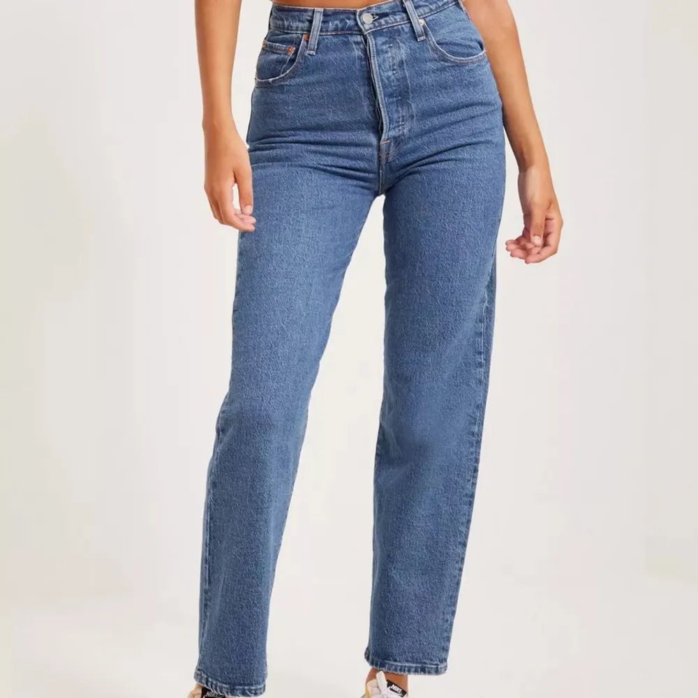 Säljer dessa fina levis jeans eftersom dom ej kommer till användning längre, säljer dom för 700 kr + frakt ❤️. Jeans & Byxor.