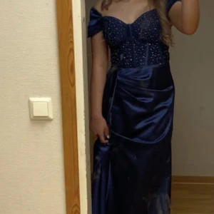 Klänning  - Säljer min klänning som är helt ny och använd bara en gpng. Jag köpte för några månader sedan. Klänningen har slits vid benet dock ser man inte det på bilden den går hela vägeen upp till knäna. Storleken är 36-38 o säljer den för 1500kr priset går att dst