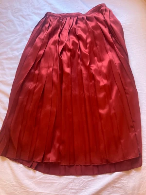 Röd kjol från Franck Oliver 100% siden - Superfin plisserad röd kjol från Franck Oliver i 100% siden. Knapp i midjan. Knappt använd, nyskick. S/M