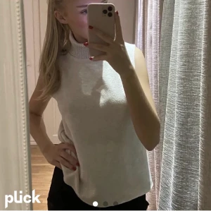 Zara polo tröja  - Zara polo tröja med korta armar! Jätte fin som går att använda både sommar och vinter. Helt slutsåld.