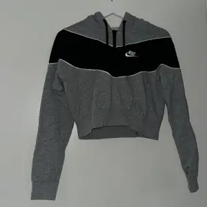 Snygg croppad Nike hoodie, använd över träningskläderna eller till vardags. Köpt på JD sports, väldigt fint skick💕