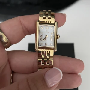 Guldklocka - Säljer min guldiga klocka från mockberg. Jag har plockat av några länkar, se bild, dessa följer självklart med vid köp. Sparsamt använd, inga repor! (Ny: 1600) 🩷 Pris kan diskuteras! 