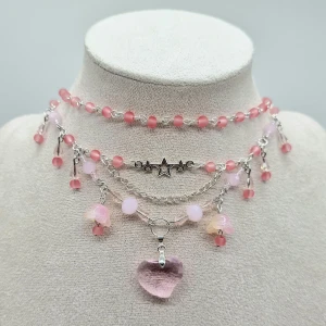 Handgjort halsband  - Snygt och stilfullt! 🎀 Material-Sw kristall, glas, zinklegeringar.Nickel fri. Längd: 30cm och 5cm lång förlängninskedja för justering