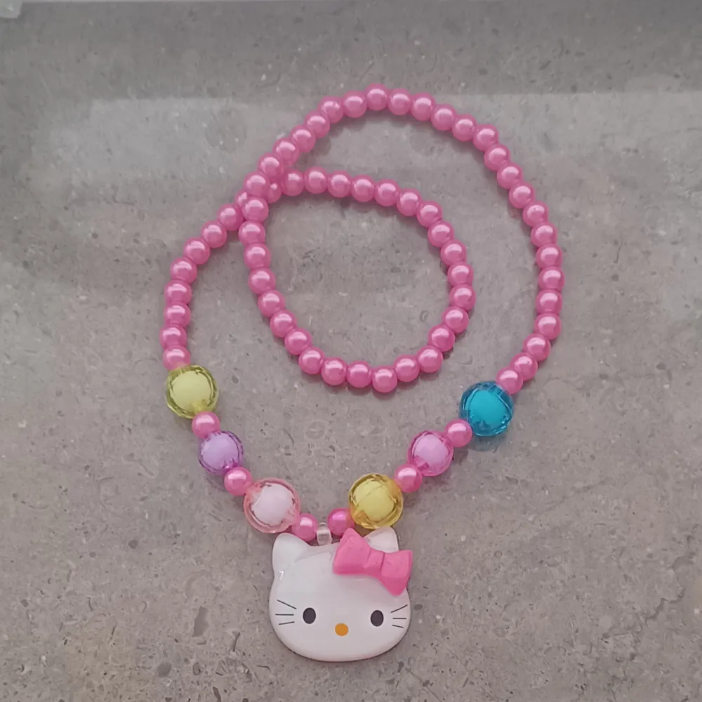 Hello kitty halsband som jag aldrig använt så ser som nytt ut. Accessoarer.