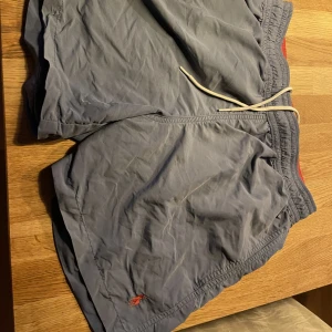 Ralph lauren badbyxor  - Säljer ett par ljusblå Ralph lauren badbyxor 