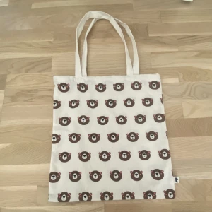 Totebag - Totebag från flying tiger med urgulligt björnmotiv. 