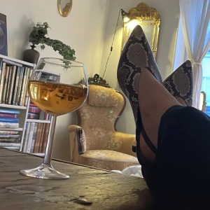 Kitten Heels - Matilda Djerf-style kitten heels i orm-mönster. Från & Other stories, sparsamt använda 