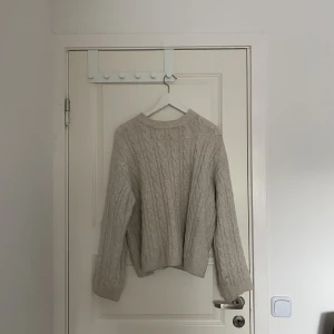 Stickad tröja - Stickad tröja köpt från H&M. Säljer för att jag inte längre använder den