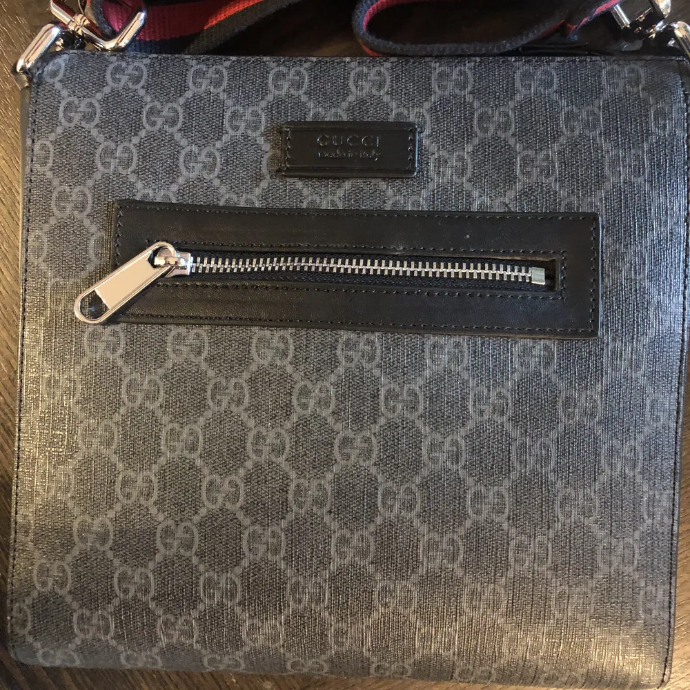 Det är en Gucci Messenger bag som är i nytt skick inte använd, alla tillbehör till axelväska boxen, kvittot, sertifekat och påsen.. Väskor.