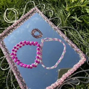 Pärlsmycken - Två pärlarmband och en ring, armbanden kostar 15kr och ringen kostar 10kr, Alla kan ni får för 35kr, kontakta oss om de finns frågetecken!💜