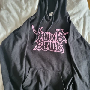 YUNGBLUD merch hoodie (Large) - Yungblud hoodie köpt 2021 i storlek Large. Nypris €81.43 (955 SEK)  Fint skick, inga hål, fläckar, osv!  Pris kan sänkas, DM för mer 💓