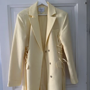 Hanna schönberg x NAKD  - Gul blazer/kavaj Använd 1 gång så den är i nyskick Nypris 599:- Passar inte längre därav ej använd mer 