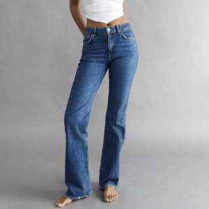 Säljer dessa mörkblå jeans från Gina för att de aldrig kommer till användning. Knappt använda och inga defekter. Säljer för 300kr, nypris 500kr. Skriv för frågor m.m. 