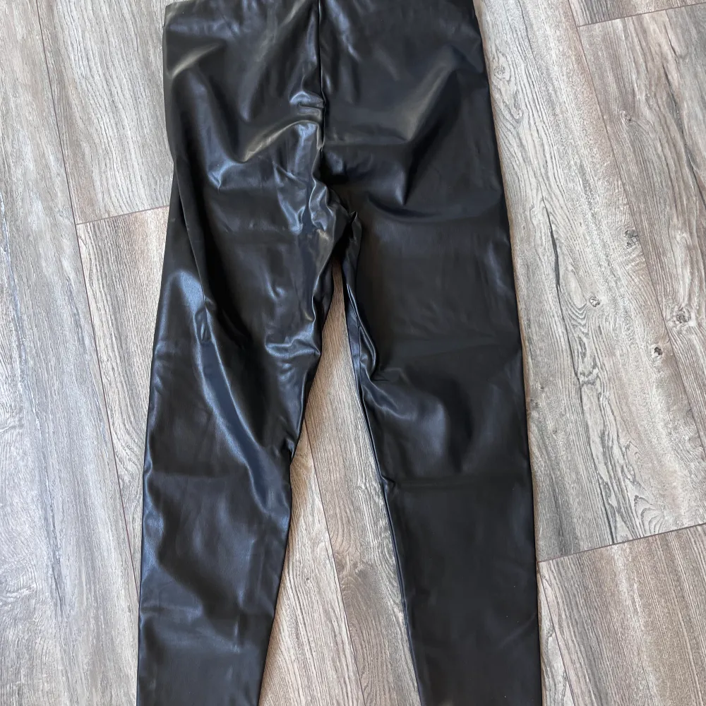 Svarta fake skinnbyxor använda men inga skavanker, lite konstiga k midjan🌺finns på flera sidor. Jeans & Byxor.