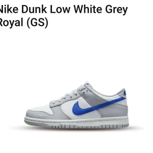 Nike dunks low white grey - Säljer mina Nike Dunk Low White Gert royal på grund av att de är för små på mig. Använt de en gång. De är i storlek 38,5. Hör av er för mer information eller bilder :)
