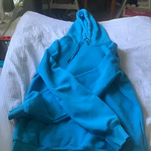 Detta är en väldigt fin blå basic hoodie som är från lager 157 i storlek M den passar bra  