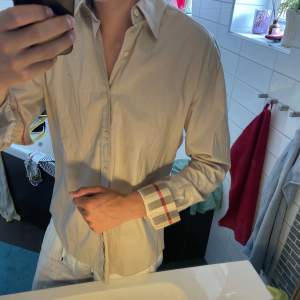 Burberry skjorta i grymt skick, perfekt inför sommaren  Nypris över 5500kr  Storlek L 