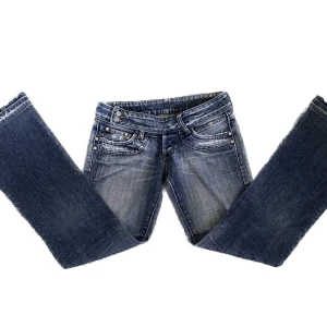 Jeans  - Skit snygga lågmidjade utsvängda  jeans som tyvärr är för korta för mig! bra skick 💕 Midjemått: 38 Innerbenslängd: 80