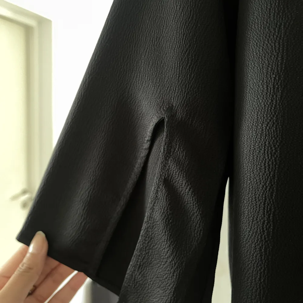 En svart fin blus från Vila Clothes i storlek m. Den är i nyskick, sällan haft på mig den. Materialet är skön och mjuk, tröjan är luftigt och skön att ha på sig på sommaren.. Blusar.