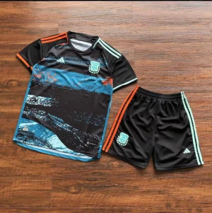 Argentina T-shirt - Jag säljer ett par nya Argentina T-shirts tillsammans med shorts för endast 559 kr. Leveransen tar ungefär 2 veckor. Eller så kan vi mötas upp i Västerås. Finns i alla storlekar. 