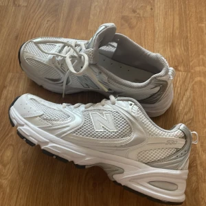 New balance 530 - Säljer mina  new balance i stl 38,8 då dem är lite för stora. 