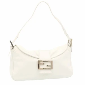 Fendi väska - Säljer denna vita fendiväska. Köpt på the vintagebar i våras (kvitto finns) för ca 7000kr. Nästa som ny men liite slitage finns och de skickar jag gärna bild på men inga repor på loggan❤️❤️