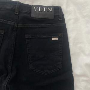 Dark washed Valentino garavani jeans, oandvända, splitternya. Säljs pågrund av fel storlek och kommer inte komma till användning. Replika. Långa i bena. Made in italy. Storlek: W30 L34- ungefär s/m. Priset kan prutas vid snabbköp!!!GRATIS FRAKT!!