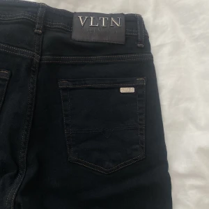 Valentino garavani jeans - Dark washed Valentino garavani jeans, oandvända, splitternya. Säljs pågrund av fel storlek och kommer inte komma till användning. Replika. Långa i bena. Made in italy. Storlek: W30 L34- ungefär s/m. Priset kan prutas vid snabbköp!!!GRATIS FRAKT!!